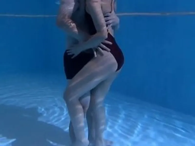 Người chồng lạnh nhạt, Người vợ địt nhau với hlv dạy bơi